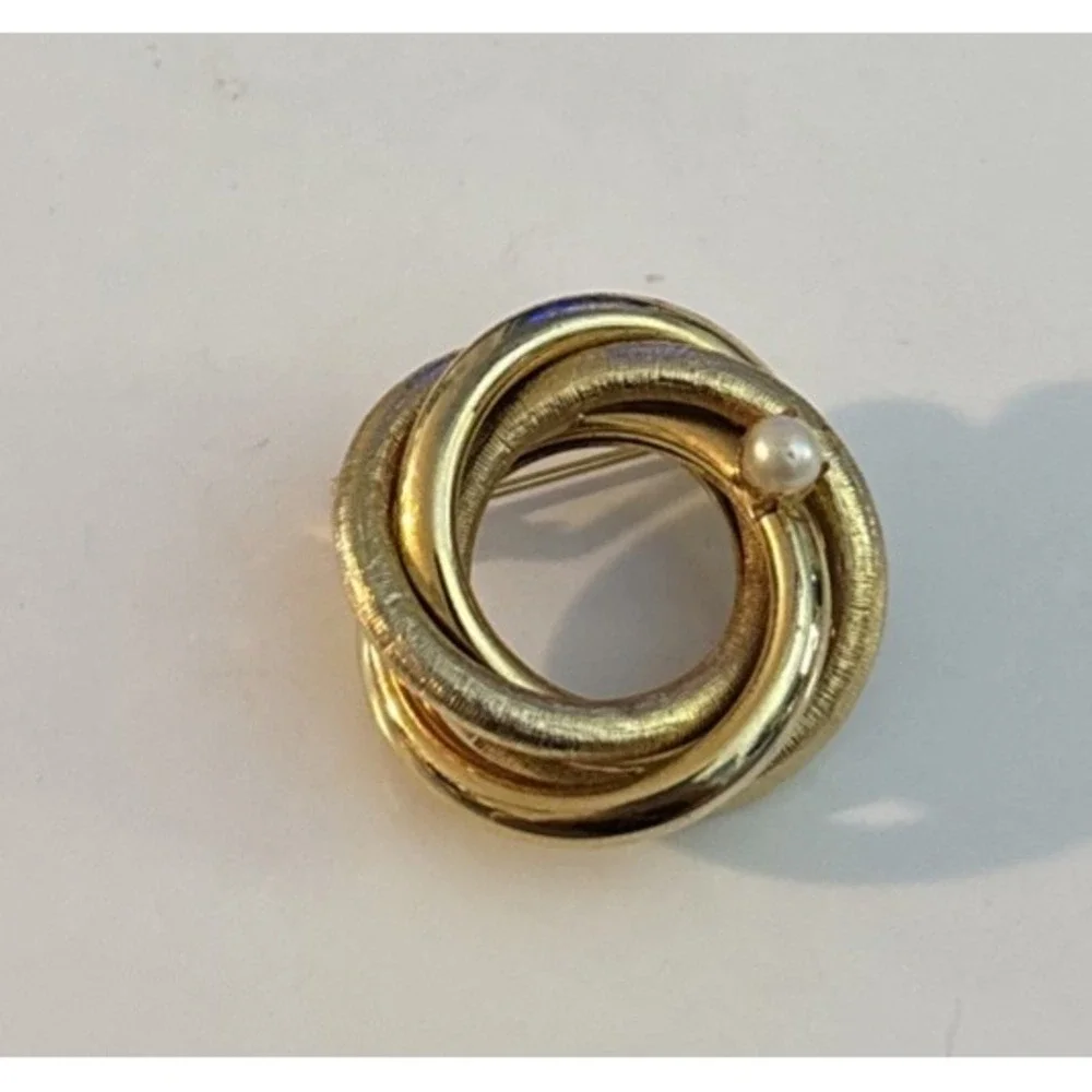 White Faux Pearl Textured Gold Tone Hollow Metal Tube Knot Brooch Pin Vintage 1